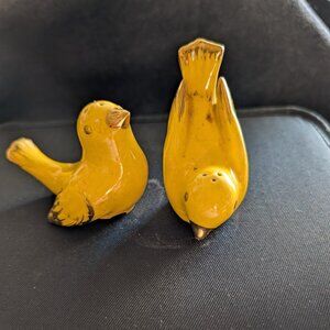 Ceramic bird salt and pepper shakers in yellow/orange glaze